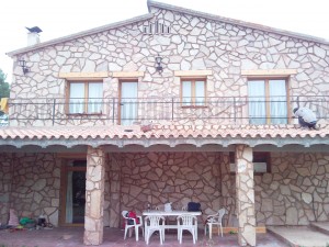 formación de porches, terraza exterior y reforma de fachada con aplacado de piedra natural